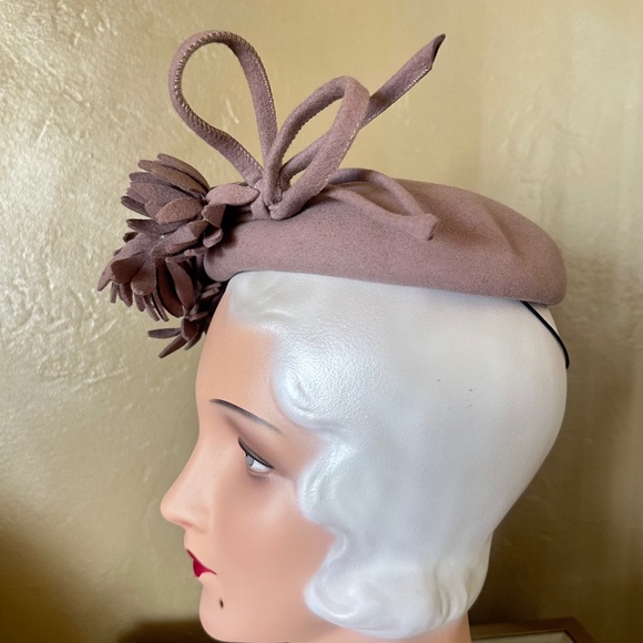 ELABORATE 1940s\' TAUPE TILT FELT HAT WITH FELT \